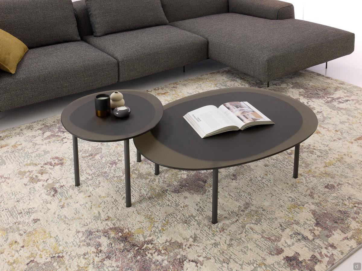 Tobi Table basse irrégulière avec plateau en verre dans une composition avec des tables basses de deux tailles différentes